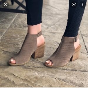 Toms Grenada Tan Perforated Suede Peep Toe Heels Blue Tab Women's 9.5